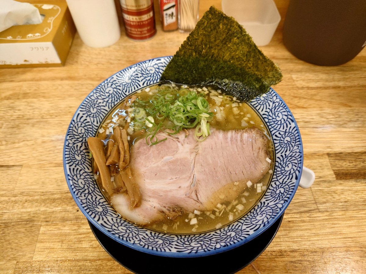 DRX9255EX's tweet photo. 麺屋 つるる

冷やし煮干つけめん 醤油 大盛
塩らー麺

先ずは🧊🚰でガシッと〆った極太手打麺の美味さを堪能🤤
キンキンに冷えたつけ汁は煮干の香りと旨味に醤油のキレの良さは最高😆👍
薬味の白髪ネギ、大葉、茗荷に🍋の酸味で爽やかに😊
塩らー麺も美味い💯
今日も連食😊完食完飲😋
大🈵足でした🙏 https://t.co/KRDabJ0Nfy