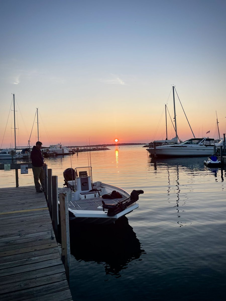 mangledfly's tweet photo. Beautiful morning sunrise in Northport, Mi.  #learningnewwater #PureMichigan  #mangledfly https://t.co/IjG0uneqbC