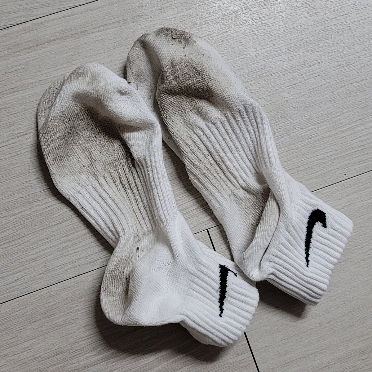 Hmm_s_socks's tweet photo. 발에 땀이 많아서 축축하고 시큼꼬리

#신던양말 #신던양말판매 #게이 #ㄱㅇ #페티쉬 #킁킁이 #남자발 #신던덧신 https://t.co/czmm4sj9HA