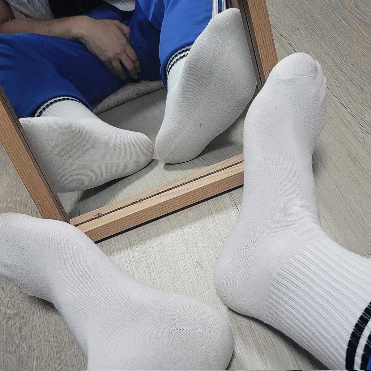 Hmm_s_socks's tweet photo. 발에 땀이 많아서 축축하고 시큼꼬리

#신던양말 #신던양말판매 #게이 #ㄱㅇ #페티쉬 #킁킁이 #남자발 #신던덧신 https://t.co/czmm4sj9HA