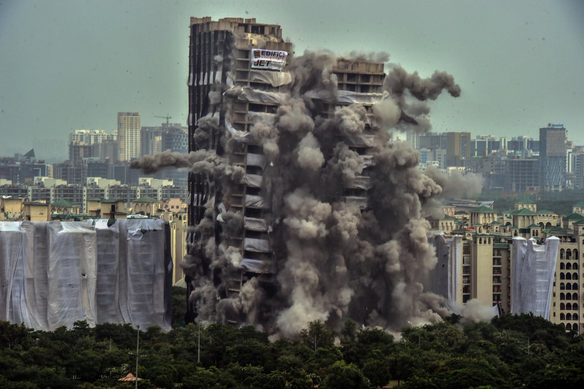 htTweets's tweet photo. #InPics | The moment when #TwinTowers in #Noida was demolished

(📸: Raj K Raj/HT) https://t.co/zNn5pGRX80