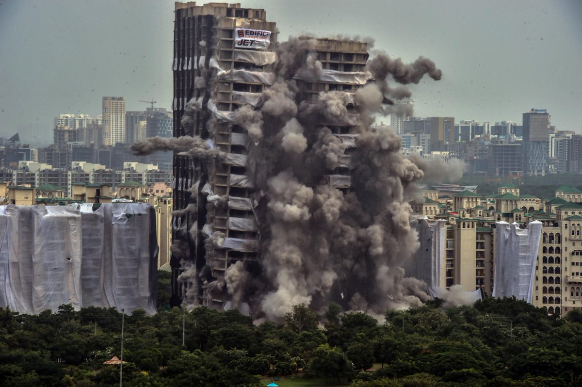 htTweets's tweet photo. #InPics | The moment when #TwinTowers in #Noida was demolished

(📸: Raj K Raj/HT) https://t.co/zNn5pGRX80