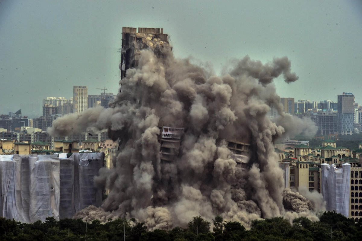 htTweets's tweet photo. #InPics | The moment when #TwinTowers in #Noida was demolished

(📸: Raj K Raj/HT) https://t.co/zNn5pGRX80