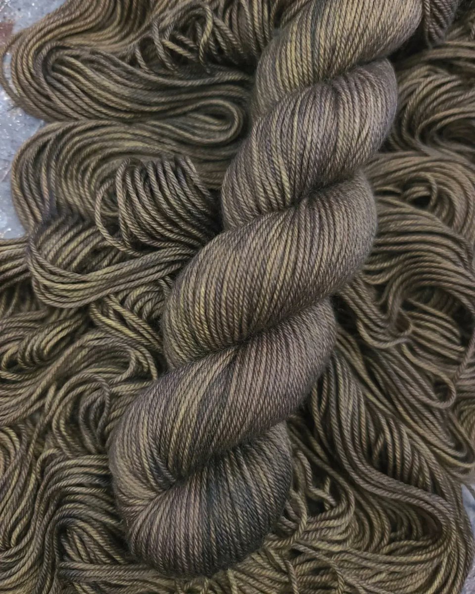 FrostedStitch's tweet photo. It's black. It's blue. It's green. It's grey. It's all of these and then some - hard to describe and harder to capture. A camouflage green-grey semisolid with stunning streaks of both black and subtle blue hues.

D E C A Y

Collection launch Sept. 2nd, 8pm EST https://t.co/iaaIvrX08l