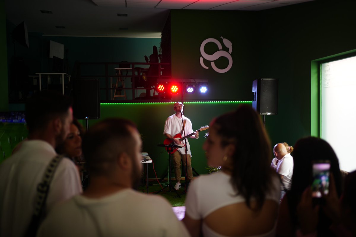 SerpesGaming's tweet photo. 🟢 Inauguración SERPES HALL

@lode_oficial 
@HugoTorreiro 
@elpandereteiro 
@akafresh__ 

📸 | 📹 Gonfly

🔋 @redbullESP 

¡Muchas gracias a todxs! https://t.co/oyFXN0QFBw