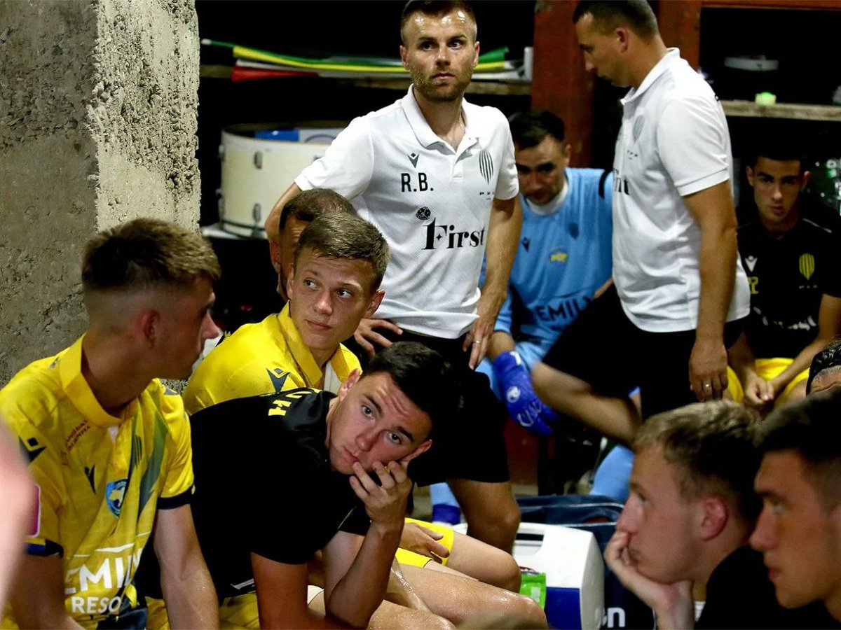 DefenceU's tweet photo. The 32nd Ukrainian Football Championship has begun. The match between the teams from Lviv and Kharkiv lasted 4 hours 27 minutes, as it was interrupted by air alarms THREE times.
Football: more than a game.
📸 Rukh Lviv, https://t.co/aZe8ZJET13 https://t.co/zftT8ph7zB