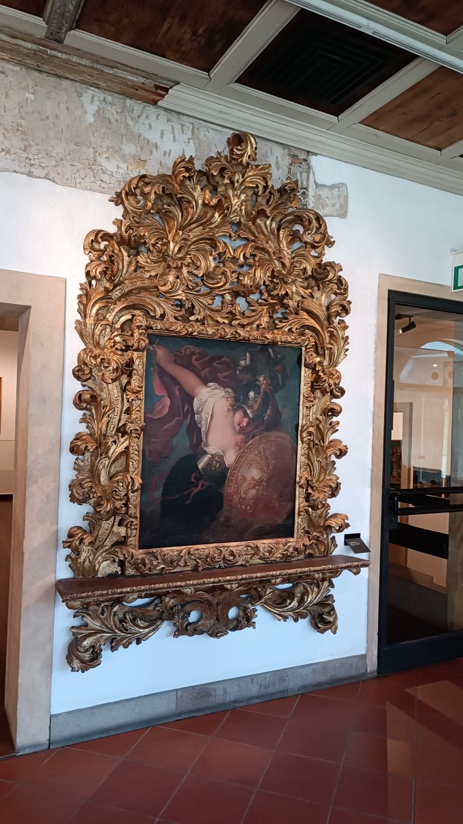 Cuando el que hace el marco también tiene algo que decir.