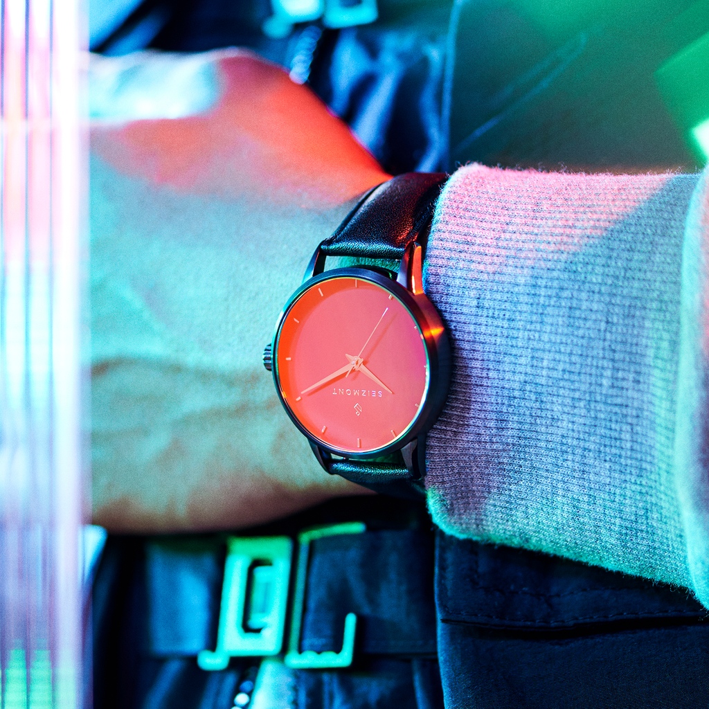 A flash and your eye is on it. The Onknown collection grabs the onlooker's eye with a mirrored coating and keeps it with hues of colours playing on its crystal.

Shop it here: trnd.hm/red-onknown-wa…