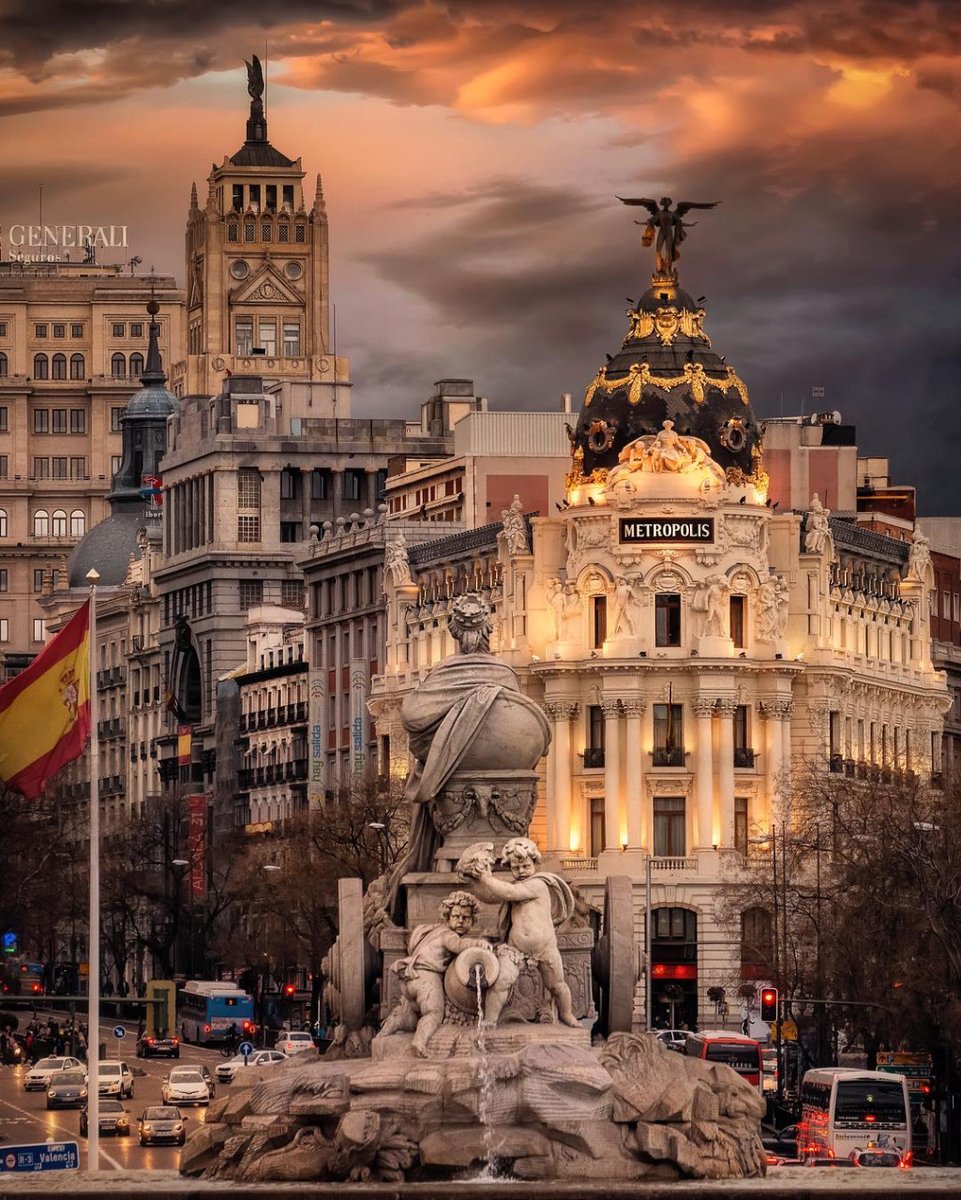 ✔ Vista del edificio Metropolis desde la fuente de La Cibeles 😍

Muchas gracias <a href="/manuelo_bo/">manuelo_bo</a> por la imagen

Atrévete a redescubrir España <a href="/tierra_del_sur/">KAGS</a> 👈🏽