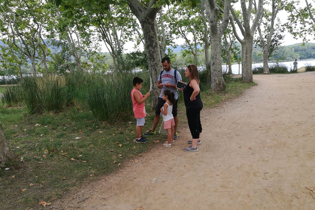 menutsGirona's tweet photo. Últims dies de vacances escolars que hem d'aprofitar! Esteu per Banyoles o voleu una excusa per anar-hi?
🔹 Gimcana d’orientació digital en família
📅 4.09.22
➕ 8 anys
📍 #Banyoles
👉 https://t.co/dac7uMTlo4
#estiu22 @TurismeBanyoles #menutsgirona #enfamilia #ambnens https://t.co/n0WHHWBP20