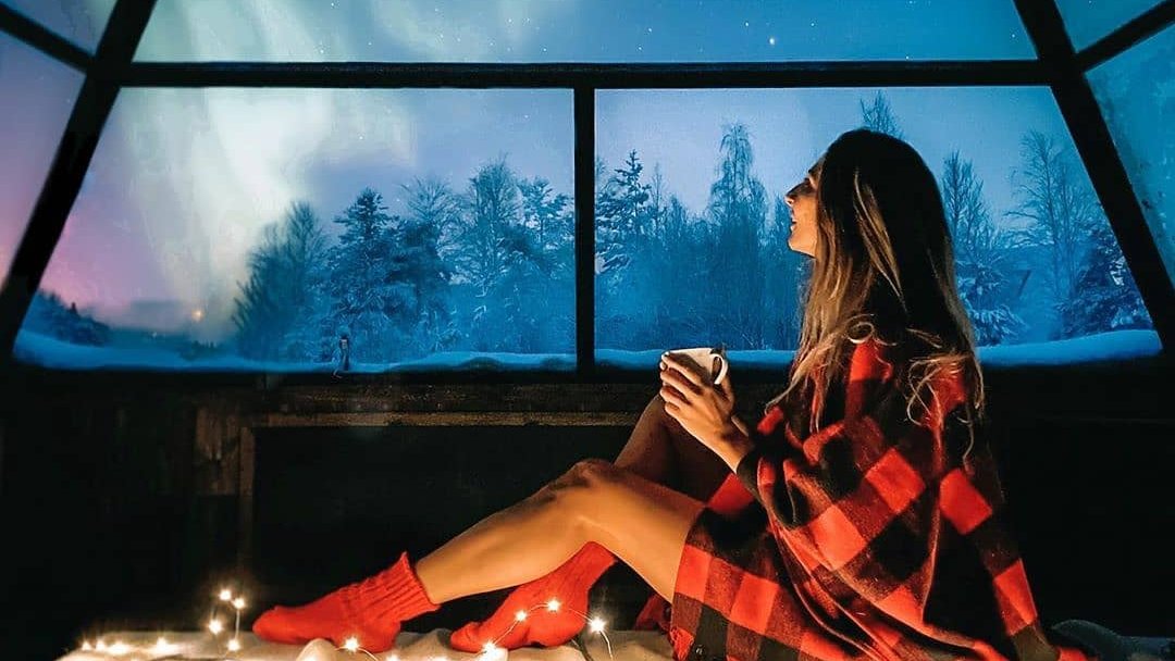 DiscoverFinland's tweet photo. Located at Tonttula Experience village, only 10 minutes drive from Levi centre, Aurora Pyramids are a unique way to experience the arctic night skies and northern lights from the luxurious comfort of your own bed: https://t.co/mroFRO3jel https://t.co/FNxbjoOCJh
