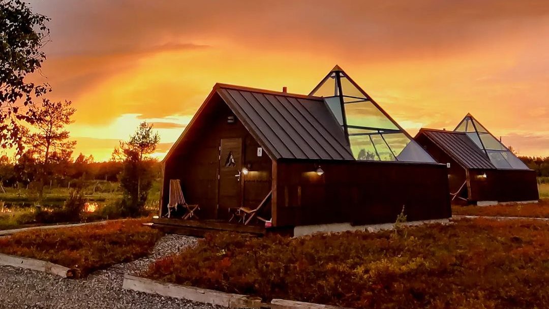 DiscoverFinland's tweet photo. Located at Tonttula Experience village, only 10 minutes drive from Levi centre, Aurora Pyramids are a unique way to experience the arctic night skies and northern lights from the luxurious comfort of your own bed: https://t.co/mroFRO3jel https://t.co/FNxbjoOCJh