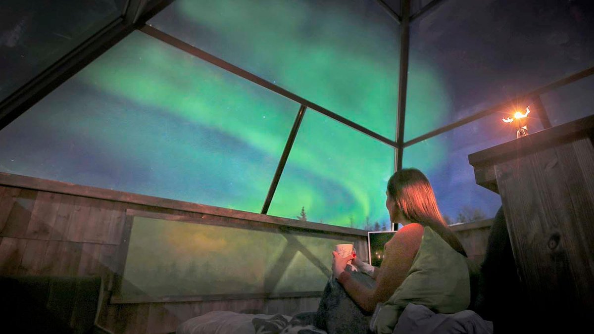 DiscoverFinland's tweet photo. Located at Tonttula Experience village, only 10 minutes drive from Levi centre, Aurora Pyramids are a unique way to experience the arctic night skies and northern lights from the luxurious comfort of your own bed: https://t.co/mroFRO3jel https://t.co/FNxbjoOCJh
