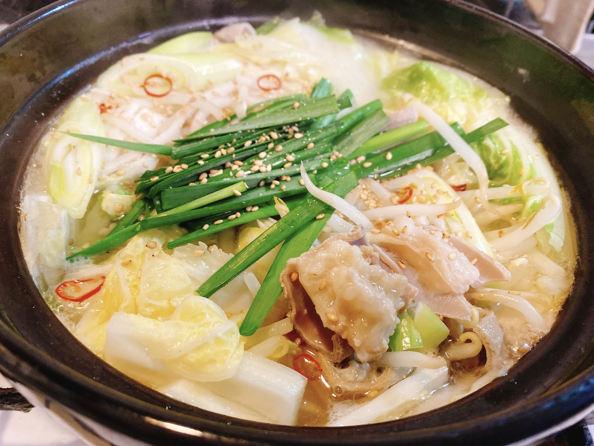 親方食堂 料理レシピ モツ塩鍋の作り方 スープ ほんだし 大さじ1 ウェイパー 大さじ1 塩 小さじ2 水500cc 具材 モツ てっちゃん シマチョウ なんでもok 白菜 適当 もやし 1袋 白ネギ 1本 ニラ 適当 白ゴマ ニンニクスライス 1片 モツは下茹でして