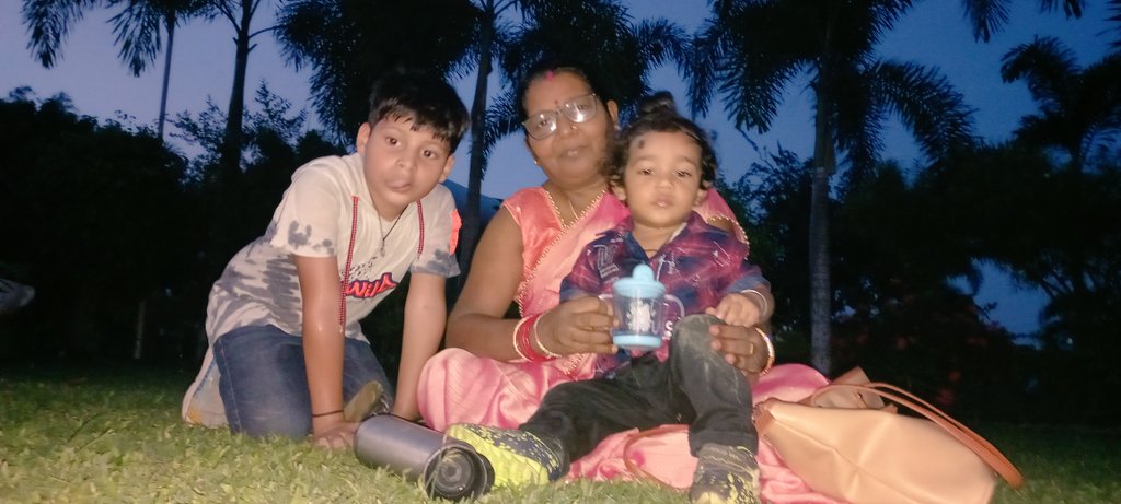 ravikant628's tweet photo. मम्मी अपने नाती और पोता के साथ @ravikant628 #familypic #naatipota #love https://t.co/Wgzo4XG5UT