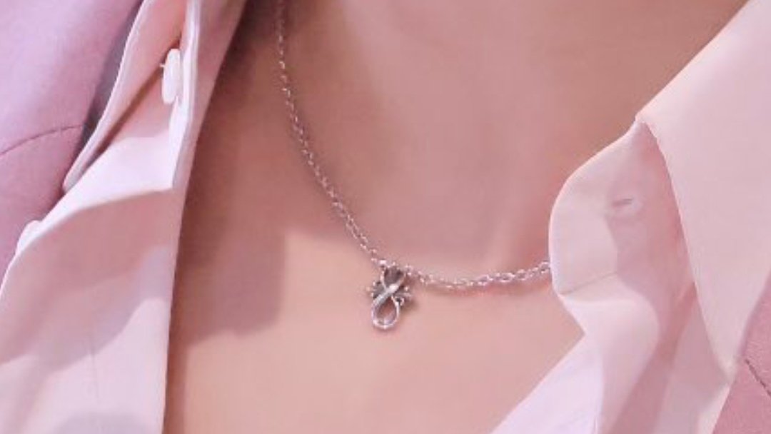 bokibokis's tweet photo. okay what's happening? First the green jade pendant and then now we see couple bracelets and Mile using Apo's pendant from the DreamSalon Farger event??? Hmm MileApo suspicious 🧐😗 

#KISFARGERxMileApo #MileApo https://t.co/6Ntk8wkbSl