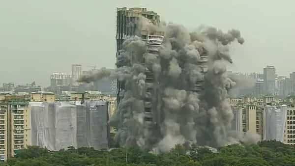 EnchanteWorld's tweet photo. When the feeling of Monday kicks in on a Sunday! 

#TwinTowers #NoidaTowerDemolition https://t.co/aLhnRz3Use