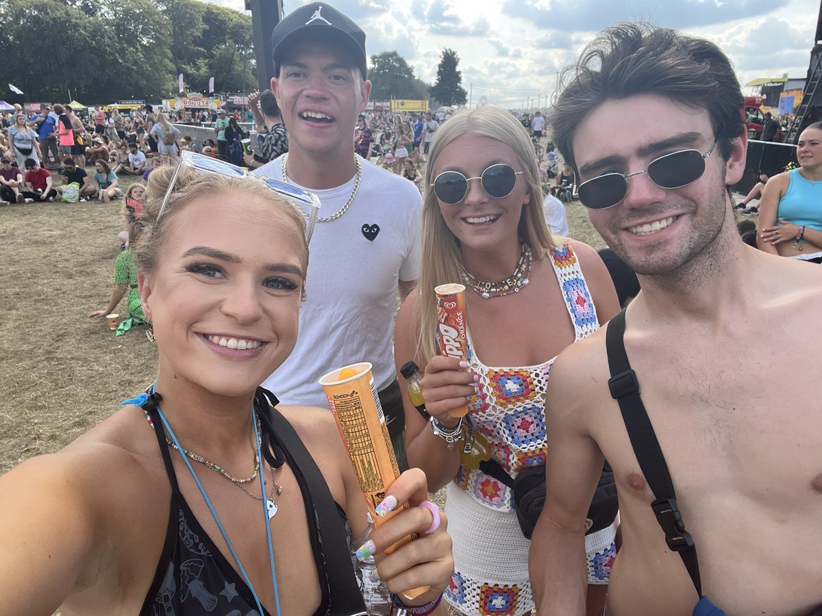 zoex_hill's tweet photo. Alex turner show us your tits #LeedsFestival #NoMusicOnADeadPlanet https://t.co/qhlGKbsFQf