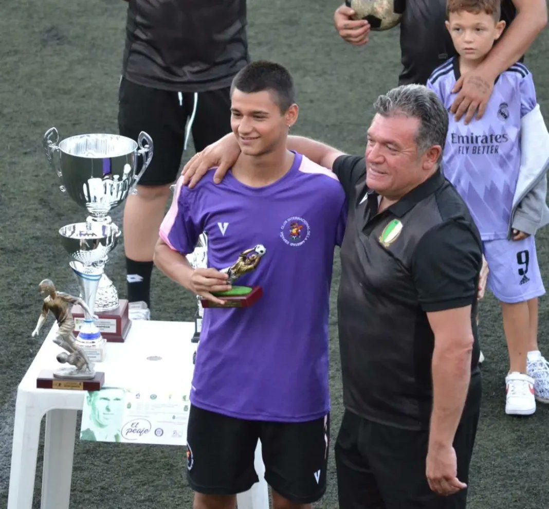 CIAMISTAD's tweet photo. Durante el día de ayer nuestro Juvenil A participó en un torneo en Santander en el que se proclamó campeón tras enfrentarse en la final ante el Real Oviedo.

Alejandro se llevó el premio a mejor portero 

¡Enhorabuena! https://t.co/dvhrjA4UKC