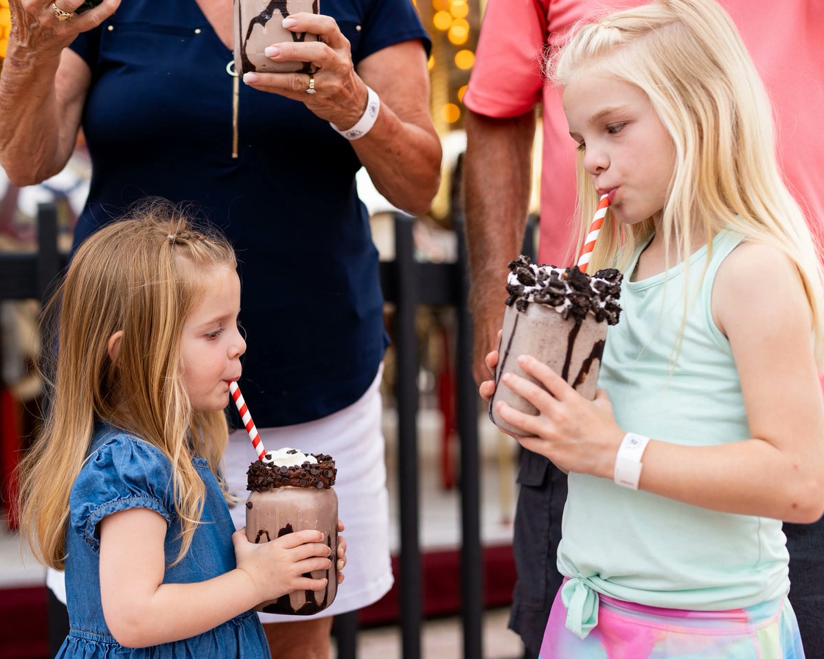 _FantasyIsland_'s tweet photo. Making #Sundays sweeter one sip a time! #supershake #icecream https://t.co/t9gXNvlRVj