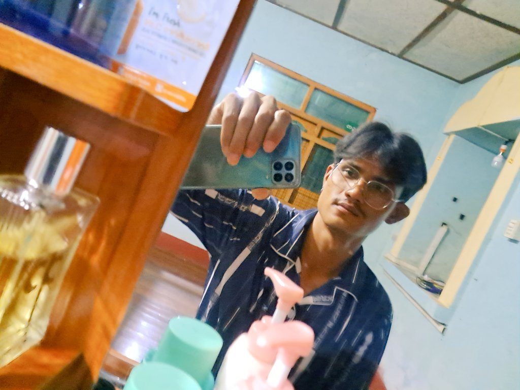 Minpaing4That's tweet photo. မအိပ်သေးဘူးလား ဘာလုပ်နေလဲ https://t.co/lth1sl411p