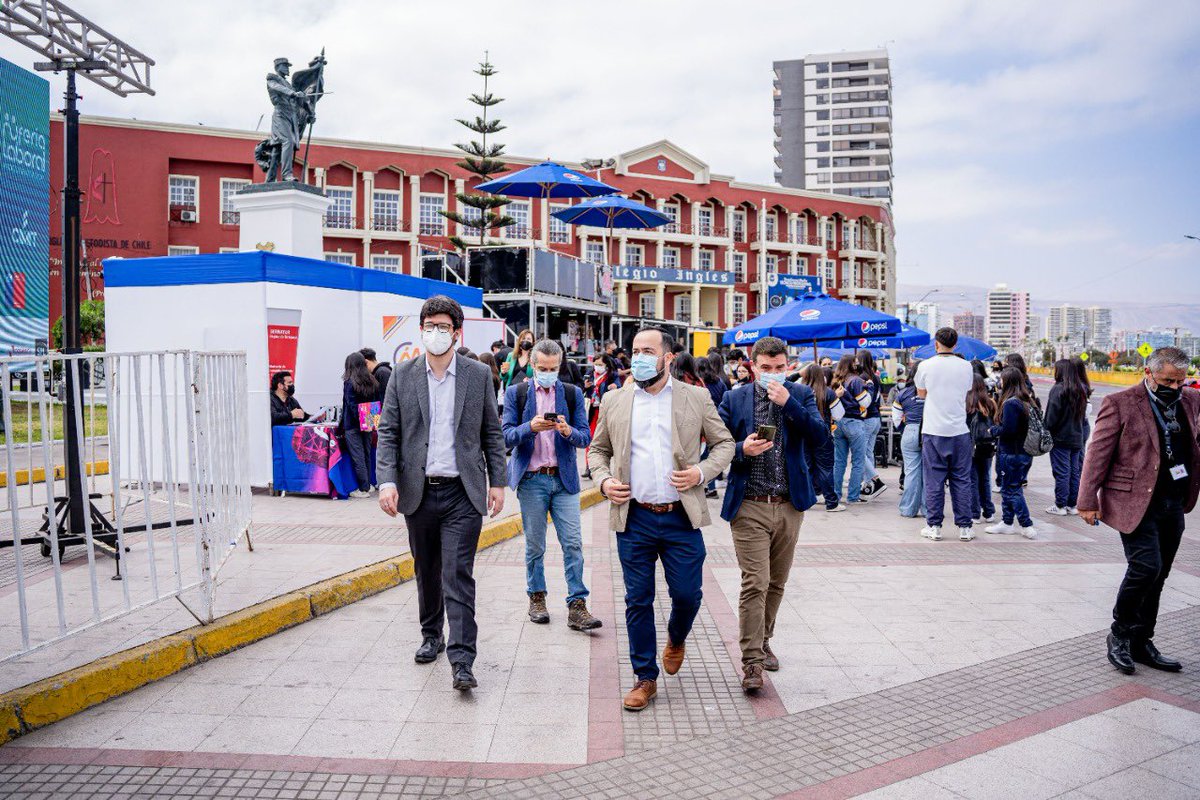MinMineria_cl's tweet photo. 🔸 #MineríaEnTerreno | Acompañado del seremi @mineriatarapaca @wladimir_ac, subsecretario @willykracht recorrió la 3° Feria Laboral #YoContratoLocal del @CIMIT2022 y conoció las oportunidades que ofrecen compañías mineras, proveedoras y oficinas municipales locales en #Tarapacá https://t.co/C906PhLNQX