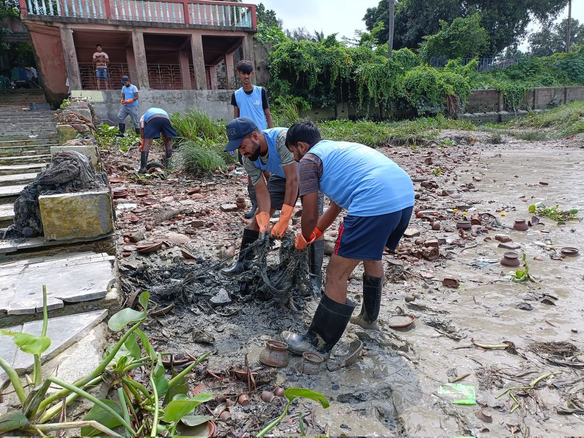 #InsanTeriGangaMaily
#week83

Ganga Clean up drive.

"Insan Teri Ganga Maily" is an initiative of Pahchan Foundation, today we have collected almost 180 Kg of garbage today from #PeerGhat, Titagarh.

Know more about the campaign here.👇
facebook.com/19368335699764…

#climatechange
