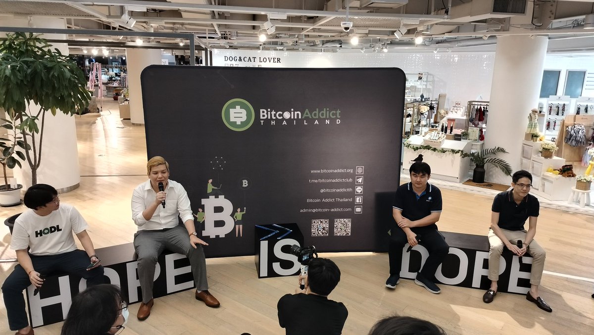 classicalism's tweet photo. FC อีกแล้ว @kimdefidaddy @RBencharit + พี่หมีขาว
#BitcoinAddictMeetup https://t.co/CLCyA2ig1P