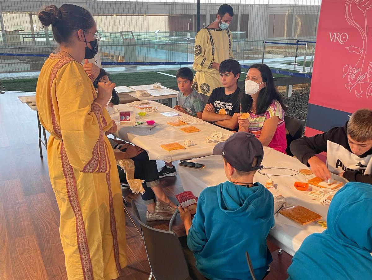 Este fin de semana hemos puesto punto y final a las actividades familiares con el taller “El Reloj de sol y el  Calendario Romano”⏰. Gracias a todos los participantes 😗
📌Durante el mes septiembre continuaremos con el programa de #Culturaalaromana. ¡Atentos a nuestras redes!