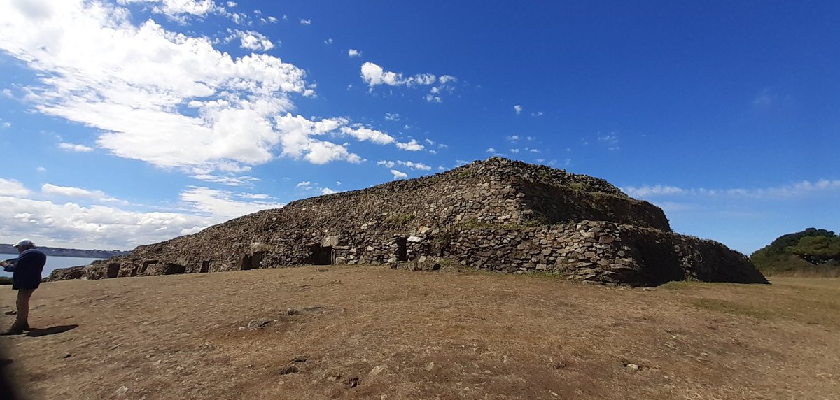 erwancotard1's tweet photo. Le plus grand mausolée mégalithique d'Europe, le cairn de #BarnEnez dans le #Finistère Plongée dans l'histoire de l'humanité #MagnifiqueBretagne https://t.co/B0ylQvVTWf