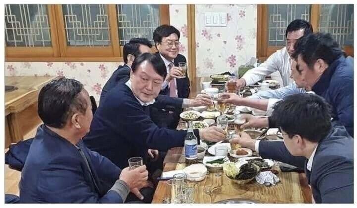 각하, 이재명이 당대표 당선되더니 영수회담을 요청했습니다

새끼… 걔는 부르지 마 술맛 떨어져. 근데 영수가 누구냐?