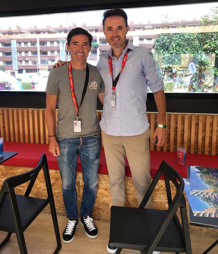 soysamusanchez's tweet photo. Empezamos el día con @Marcelino en su querida @AytoVillaAst Un entrenador top, enamorado de la bici y de @lavuelta https://t.co/wAmiFMtx9E