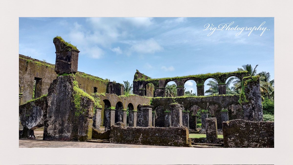 Dominican Monestry (Ruined church ⛪)
Portuguese built, Daman, India
#VigPhotography
#Church #Ruined #Portuguese #Building #Architecture #Remains #Colonial #ColonialArchitecture #PictureoftheDay #Nature
#MobilePhotography #TravelPhotography #WeekendTrip #DamanandDiu #UT #India