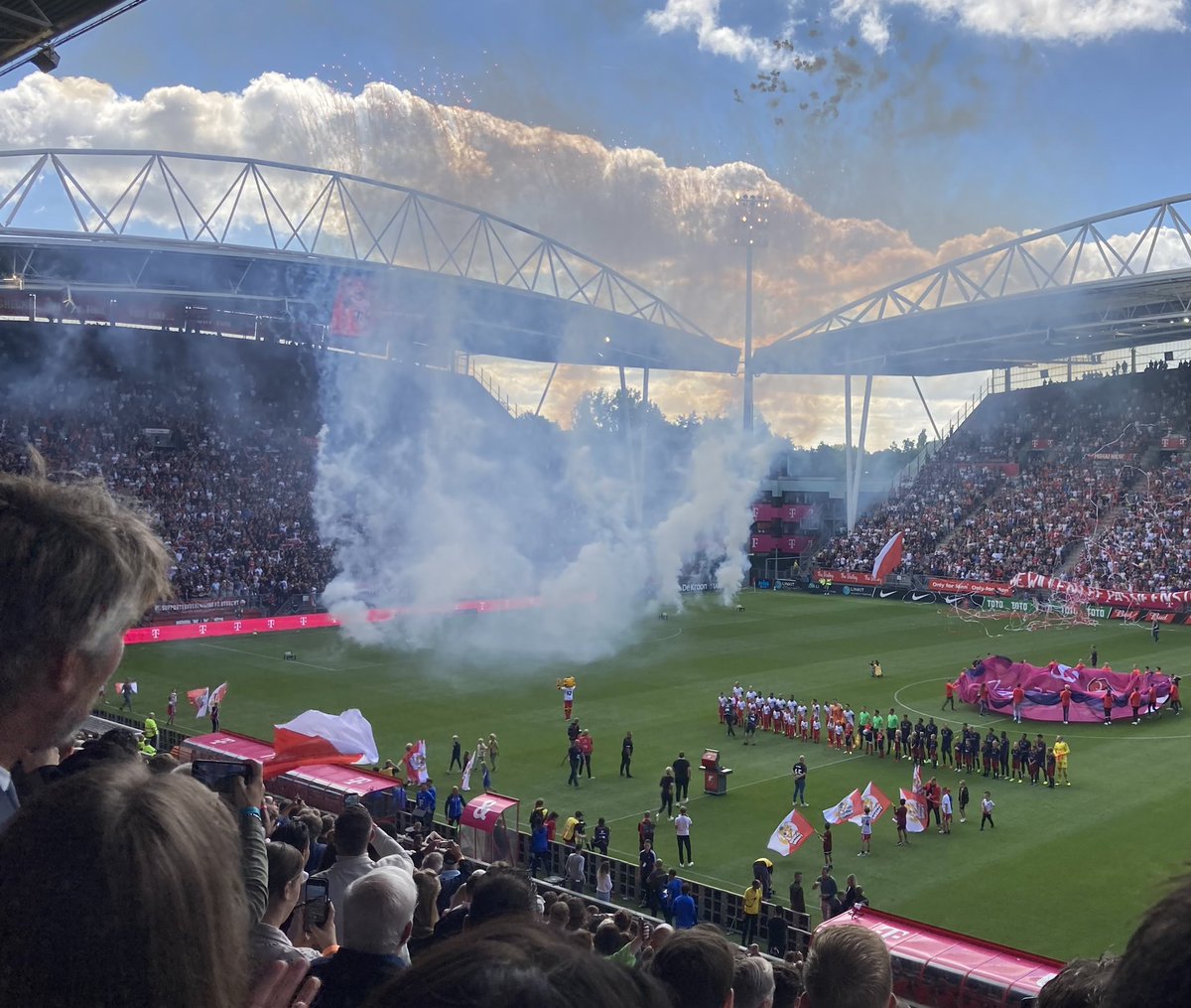 Uuuuuuuuuuuuu ⚽️👍🏽😍 #fcu #utraja Lekker sfeertje in <a href="/galgenwaard/">Klein Galgenwaard</a>