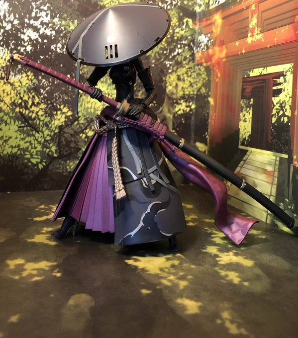 figma RONIN傘被った剣客っぽいデザインに惹かれてしまった野暮だけどこの長さの太刀を鞘から抜けるんだろうかあと剣術やってこのヒールで踏み込めるんかな 