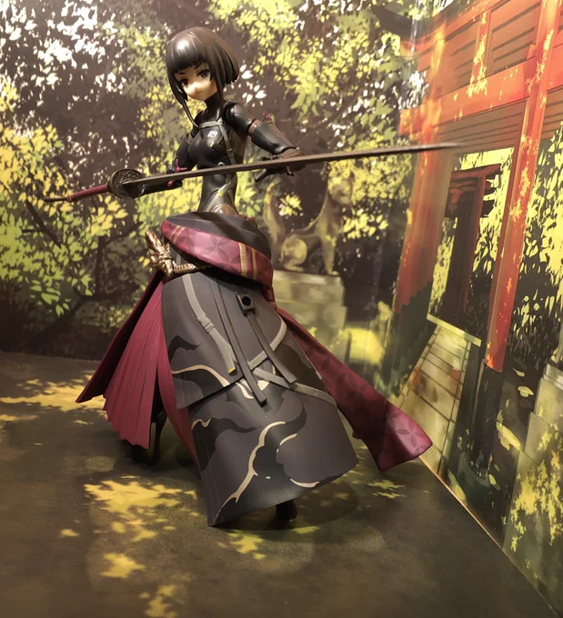 figma RONIN傘被った剣客っぽいデザインに惹かれてしまった野暮だけどこの長さの太刀を鞘から抜けるんだろうかあと剣術やってこのヒールで踏み込めるんかな 