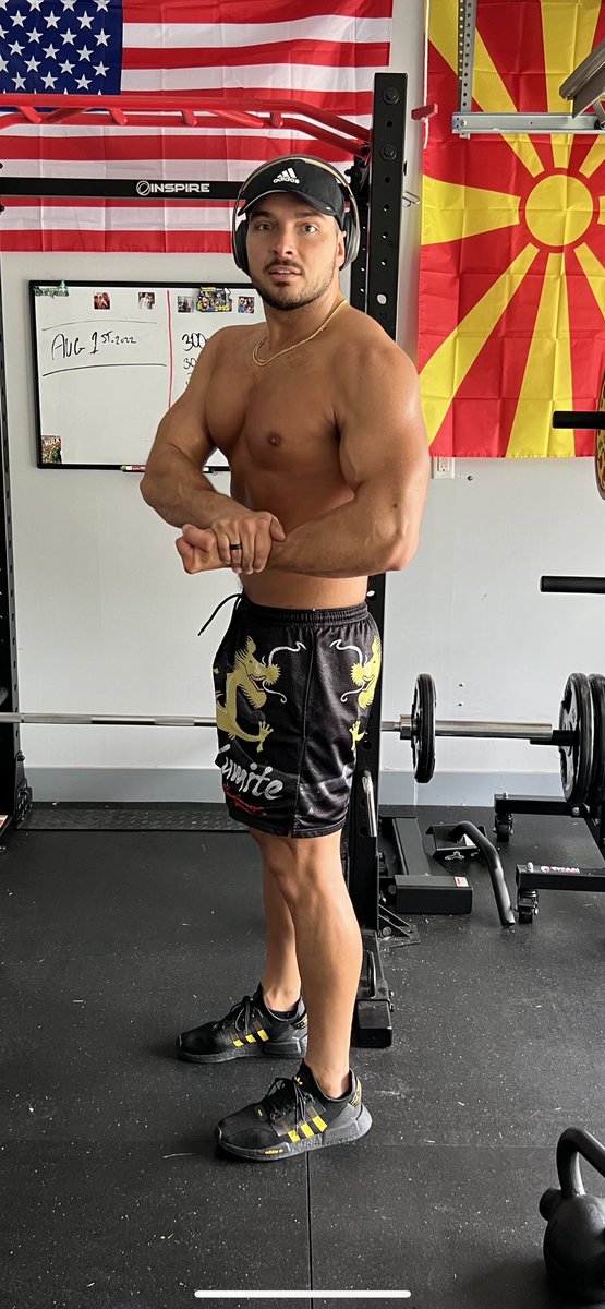 EthanTitsPage's tweet photo. I lifted stuff and put them down. https://t.co/ZCCa3FaJ9e