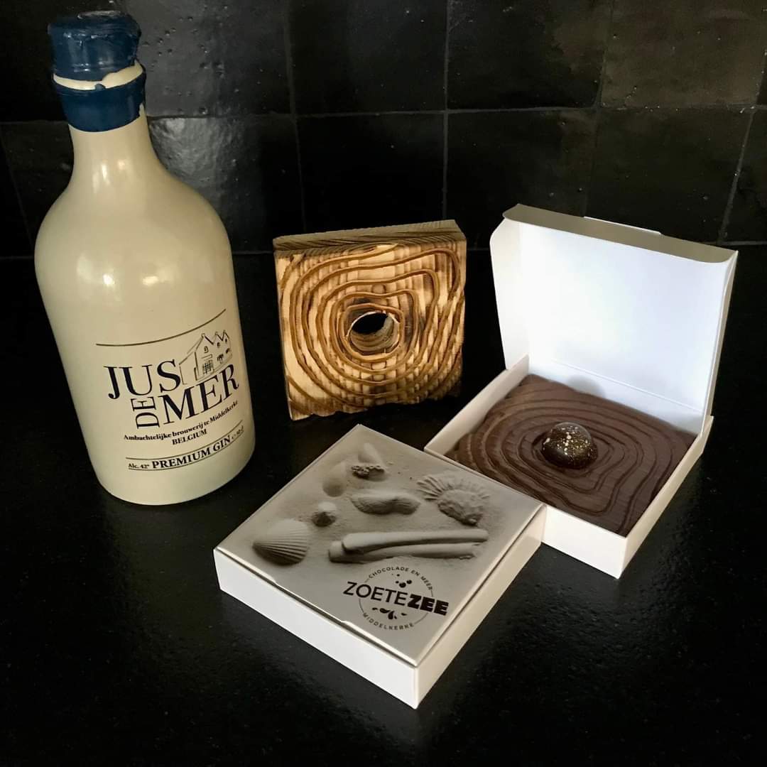 JusDeMer's tweet photo. Onze Jus de Mer gin als ingrediënt van de chocoladeparel in een tablet, geïnspireerd op een wandpaneel van Philou. Dit alles door de creativiteit van ZoeteZee. #proud https://t.co/zMruAeKfNB