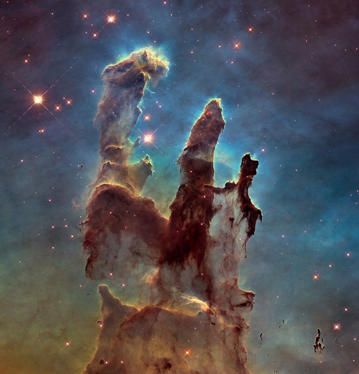 EricLagadec's tweet photo. L'image du jour est une image mythique: les piliers de la création par le télescope spatial Hubble. Dans ces nuages géants de gaz et de poussière,  4 à 5 années-lumière de long, de nouvelles étoiles se forment. On surnomme ceci une pouponnière d'étoiles. C'est beau l'univers ! https://t.co/fIH8z1g9tt