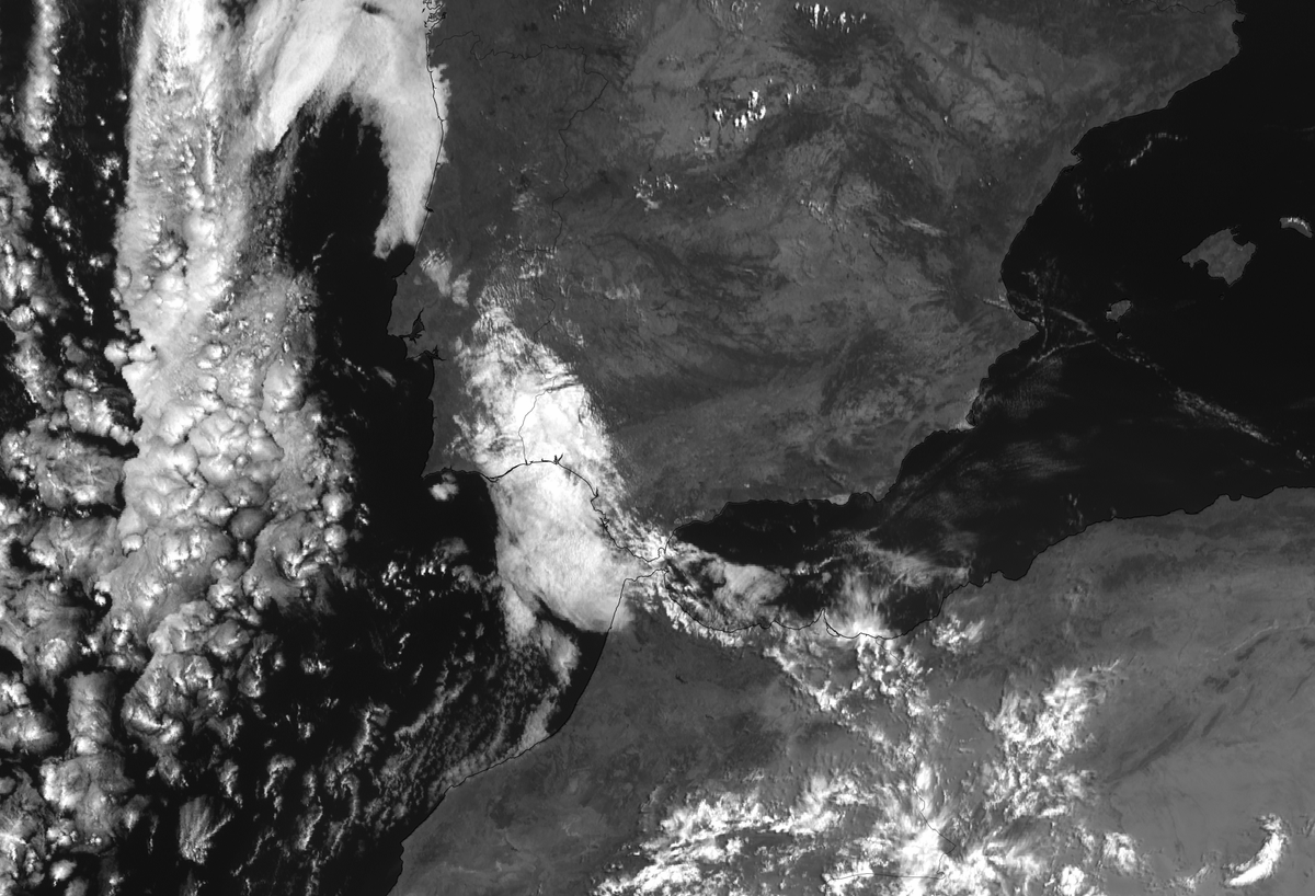 #SatelliteImageSunday - well, this cloud is proving to be very persistent!☁️We have seen the odd break, but a moist stream of air originating in the eastern #AlboranSea continues to feed this cloud in towards us, keeping these #greyskies for a touch longer into mid-afternoon!