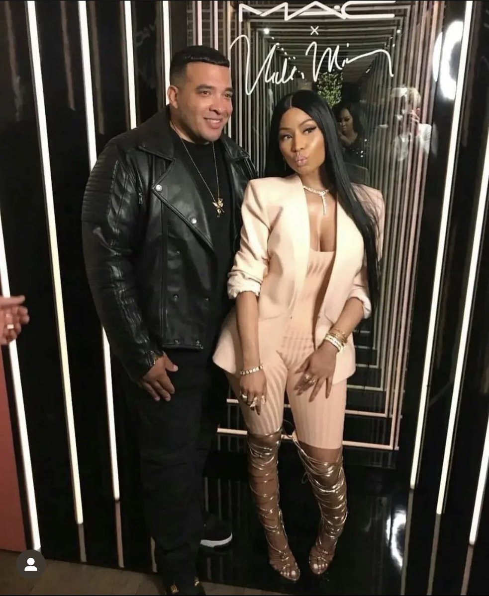 EXECUTIVEXMEDIA's tweet photo. Barbz have spotted secret super fan @theonlyjasonlee with the queen in a past resurfaced photo. So what’s the real truth? #NickiLoveTrain #BarbzTopics https://t.co/iSlnGWuM8c