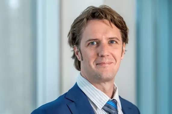 lucasdelil's tweet photo. Dit is Tomas Wyns. De @VRT nodigt hem uit als “onafhankelijk #klimaat expert”. Tomas is de echtgenoot van (tromgeroffel)…. Minister Tinne Van der Straeten. En als je zijn CV opzoekt blijkt hij helemaal niet zo onafhankelijk te zijn… https://t.co/HSJLnKQckN