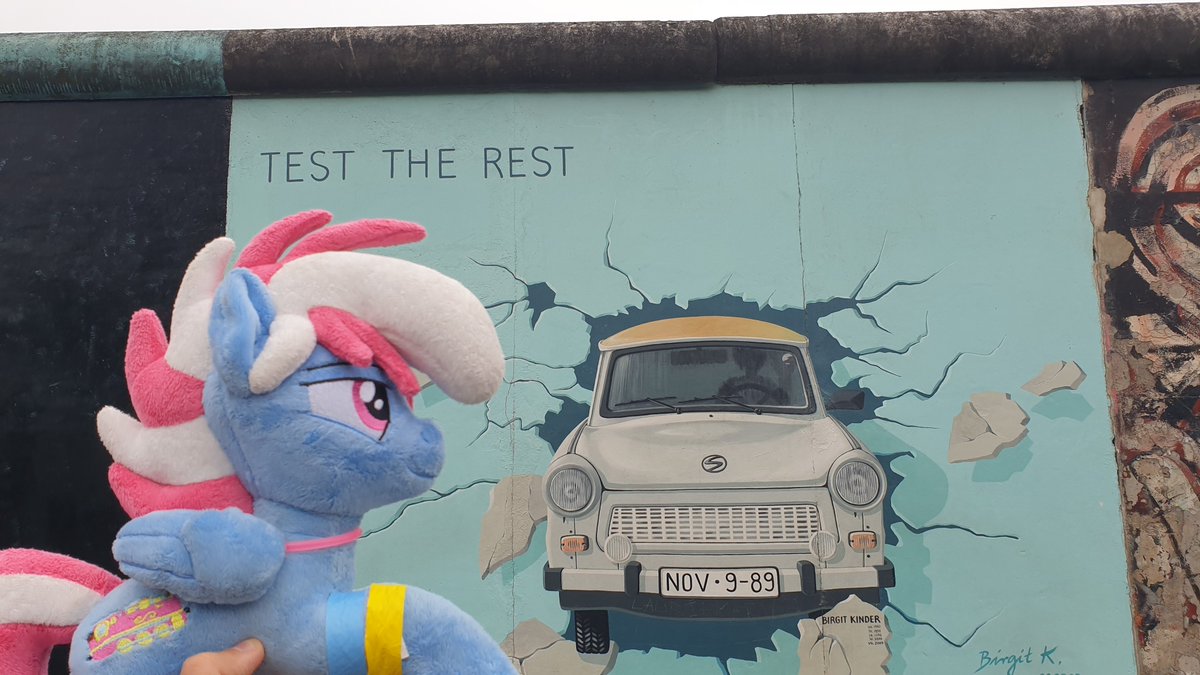 Steamy wants to drive a Trabant (more on that later...). But maybe not through a wall? 😋 #eastsidegallery
