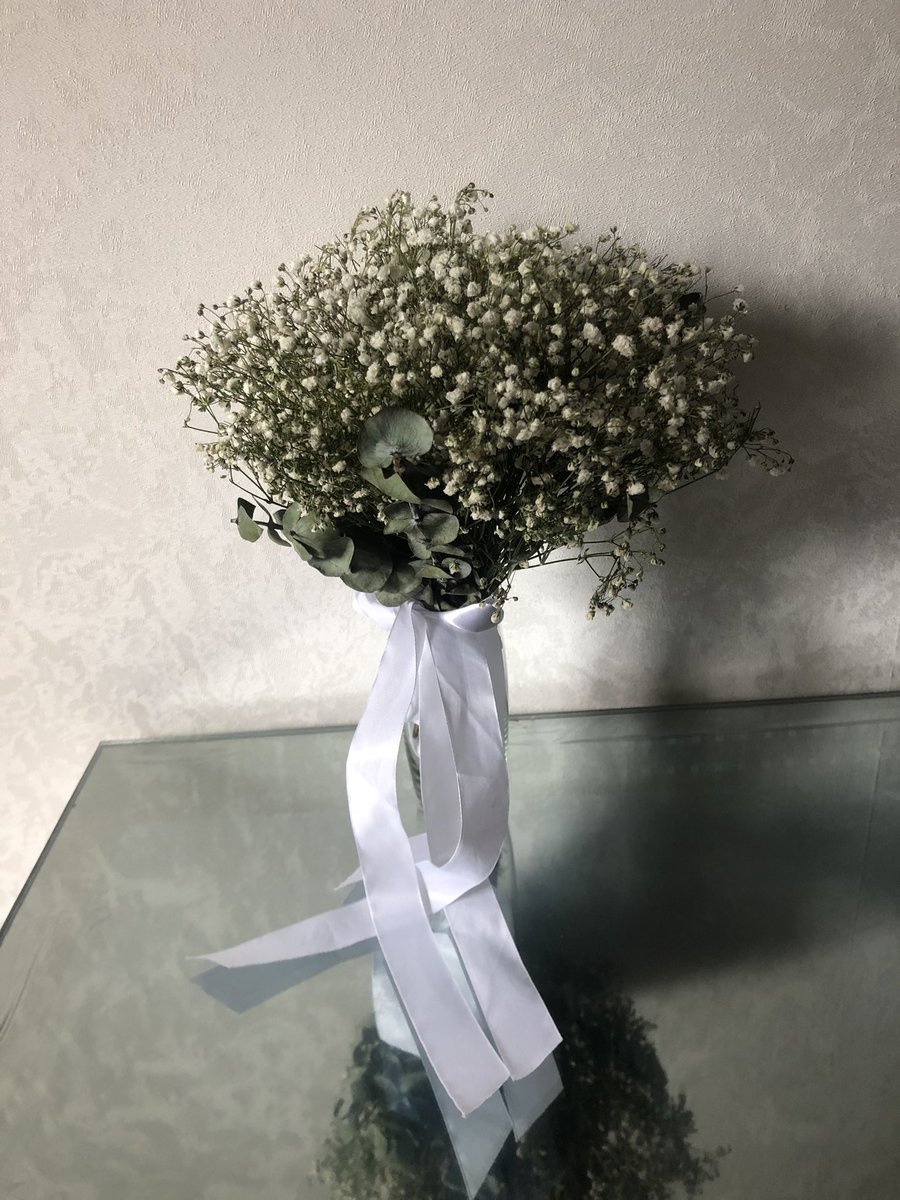 verok_2000's tweet photo. Отец невесты(моя подруга) заставил вчера меня выйти ловить букет, просто как постоять даже
Угадайте кому прилетело от подруги букетом по лицу?😂
Она прирожденный снайпер😎 https://t.co/gEOZHYJRTf