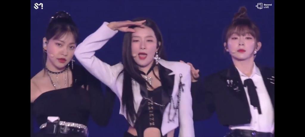 SeulReneCrack's tweet photo. Look, even her fingers are pretty #SEULGI 🥺 I can't with her https://t.co/txsTyaKTmX