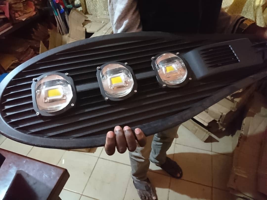 date_africa's tweet photo. 🇨🇲 Cameroon : Ndu Council Official /53 solar street lights ready for installation in Ndu town and some strategic places within the municipality.  The council is planning solar energy  plants in some villages of the municipality.

#utdacameroun #utdacameroon #utdaNdu_Council https://t.co/H97FMXdUTW