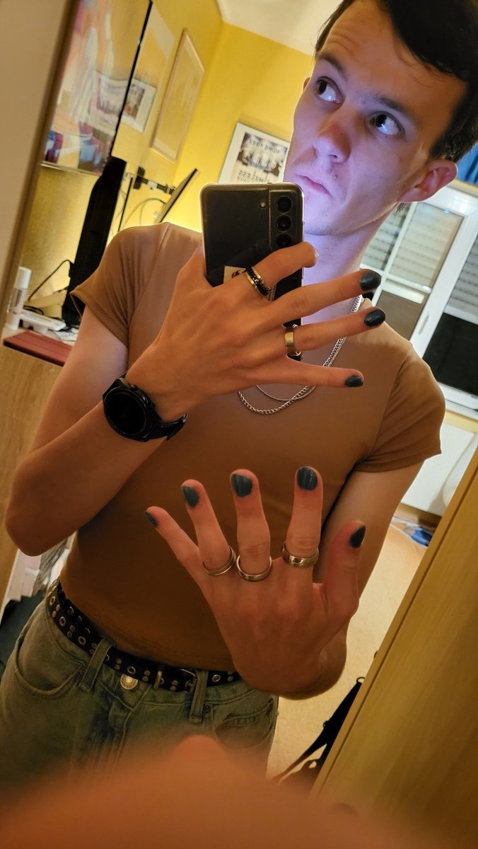 War gestern mal Feiern und hab mir gedacht ich breche mal aus meiner Komfort Zone aus mit dem Outfit...

Muss sagen, hab mich wohl gefühlt damit🥳😍