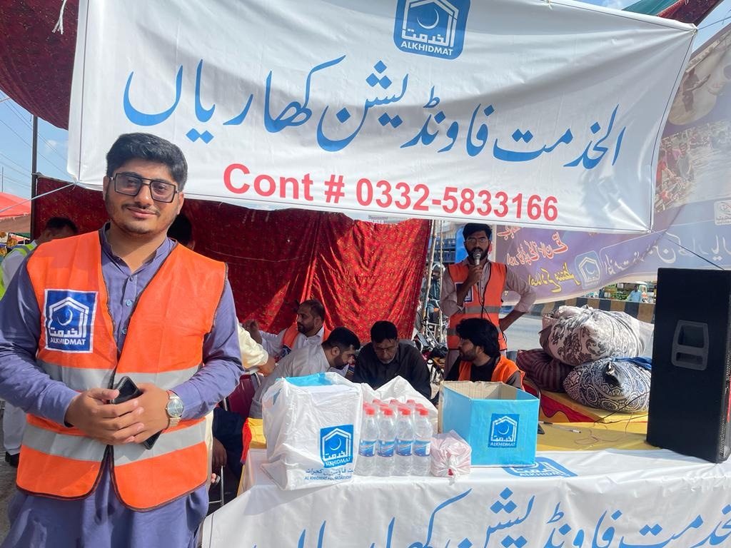 Abdullah_ch43's tweet photo. الخدمت فاونڈیشن کھاریاں کے تحت متاثرین سیلاب زدگان کے لیےامداد اکھٹی کرتے ہوئے.
#FloodReliefCamp https://t.co/huclRJGtCc