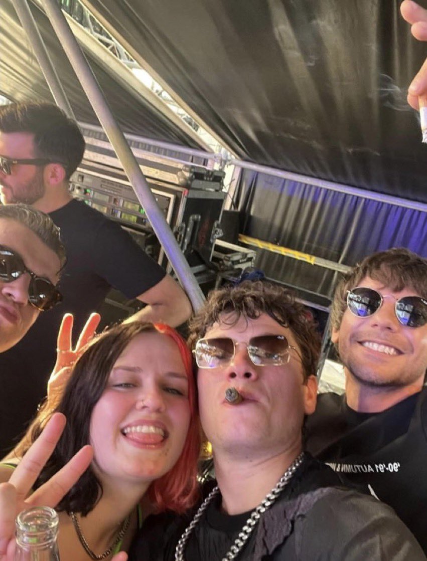 endbbgnow's tweet photo. now tell me one other plausible reason for him to wear /those/ sunglasses at night inside… https://t.co/BgjzkhPe0b