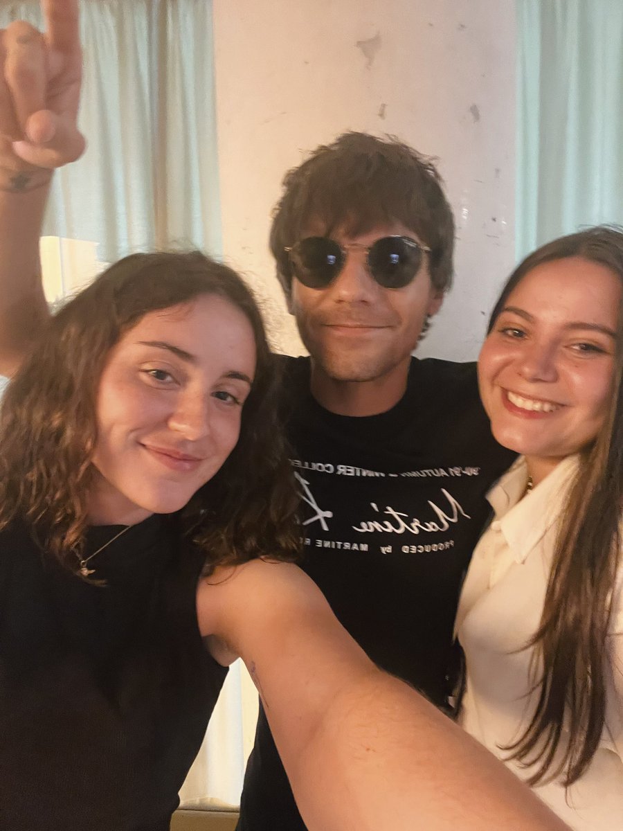 endbbgnow's tweet photo. now tell me one other plausible reason for him to wear /those/ sunglasses at night inside… https://t.co/BgjzkhPe0b